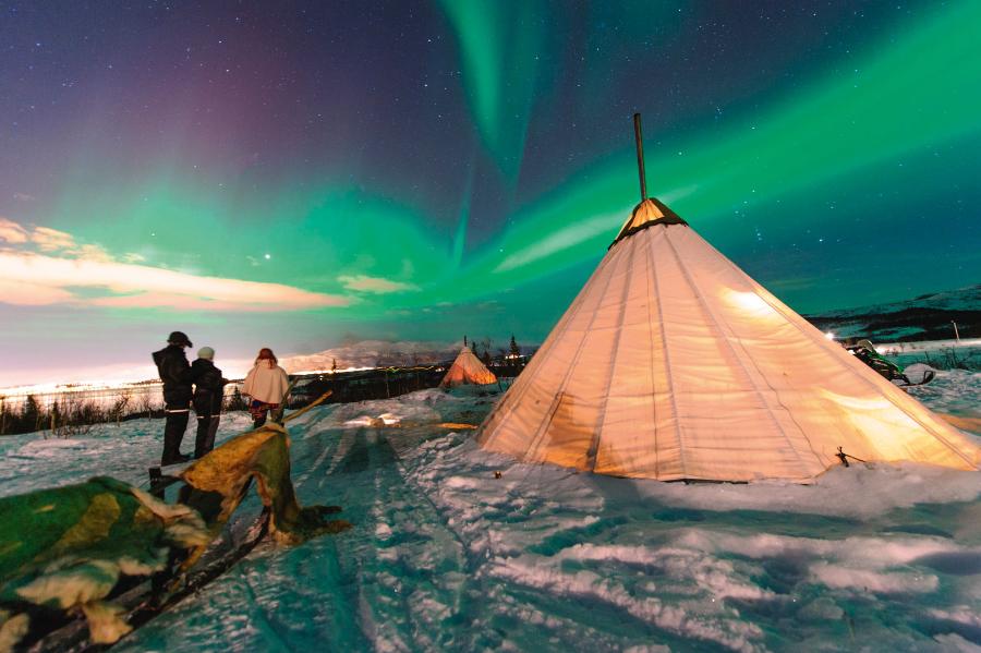 Sezonowe schronienia saamskie wykonywano ze skór renifera i palików połączonych na szczycie. Przypominały indiańskie tipi. Lavvu są nadal ­używane przez Saamów, ale wykonuje się je z nowoczesnych materiałów.