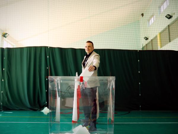 Łukasz Gibała głosuje w referendum dot. odwołania prezydenta Krakowa Aleksandra Miszalskiego. 24 maja 2026 r.