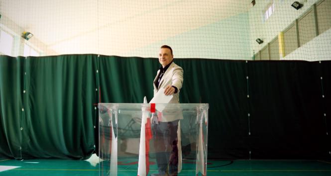 Łukasz Gibała głosuje w referendum dot. odwołania prezydenta Krakowa Aleksandra Miszalskiego. 24 maja 2026 r.
