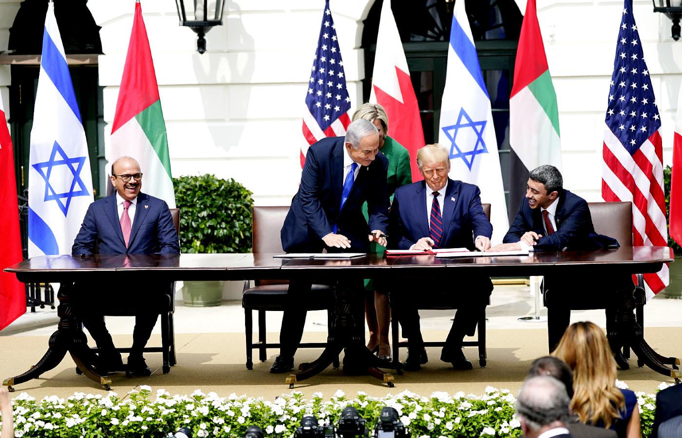 Ceremonia podpisania porozumień. Od lewej: minister Bahrajnu Abdullatif al-Zajani, premier Izraela Beniamin Netanjahu, prezydent USA Donald Trump oraz szef dyplomacji Emiratów Abdullah bin Zajed al-Nahjan