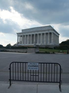 Lincoln Memorial, podobnie jak inne publiczne przybytki, zamknięty.