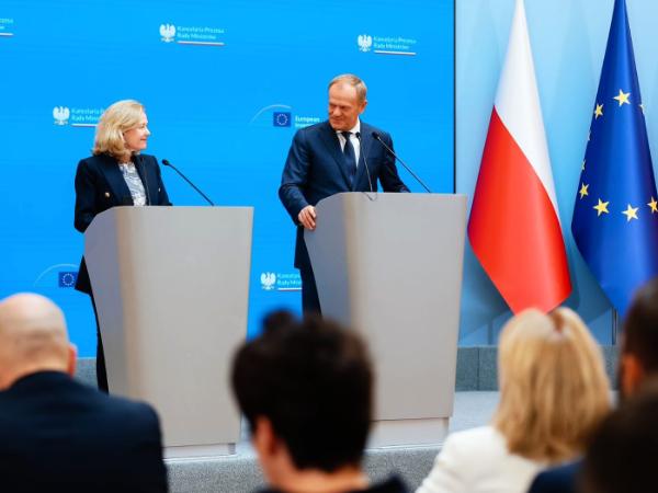 Po spotkaniu z prezeską Europejskiego Banku Inwestycyjnego Nadią Calvino premier Donald Tusk poinformował, że bank udzieli Polsce kredytu w wysokości 300 mln euro