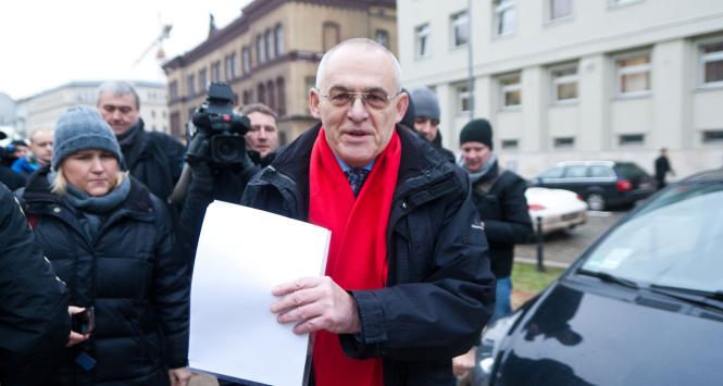 Aleksander Gawronik na zwołanej w poniedziałek rano konferencji prasowej oświadczył, że nie przyznaje się do, jak podkreślił, uczestnictwa w uprowadzeniu Ziętary.