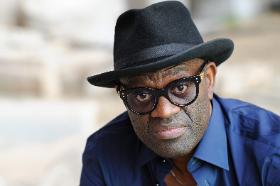 „Moja mama była analfabetką, mój ojciec przynosił do domu książki, żebym to ja im czytał”.