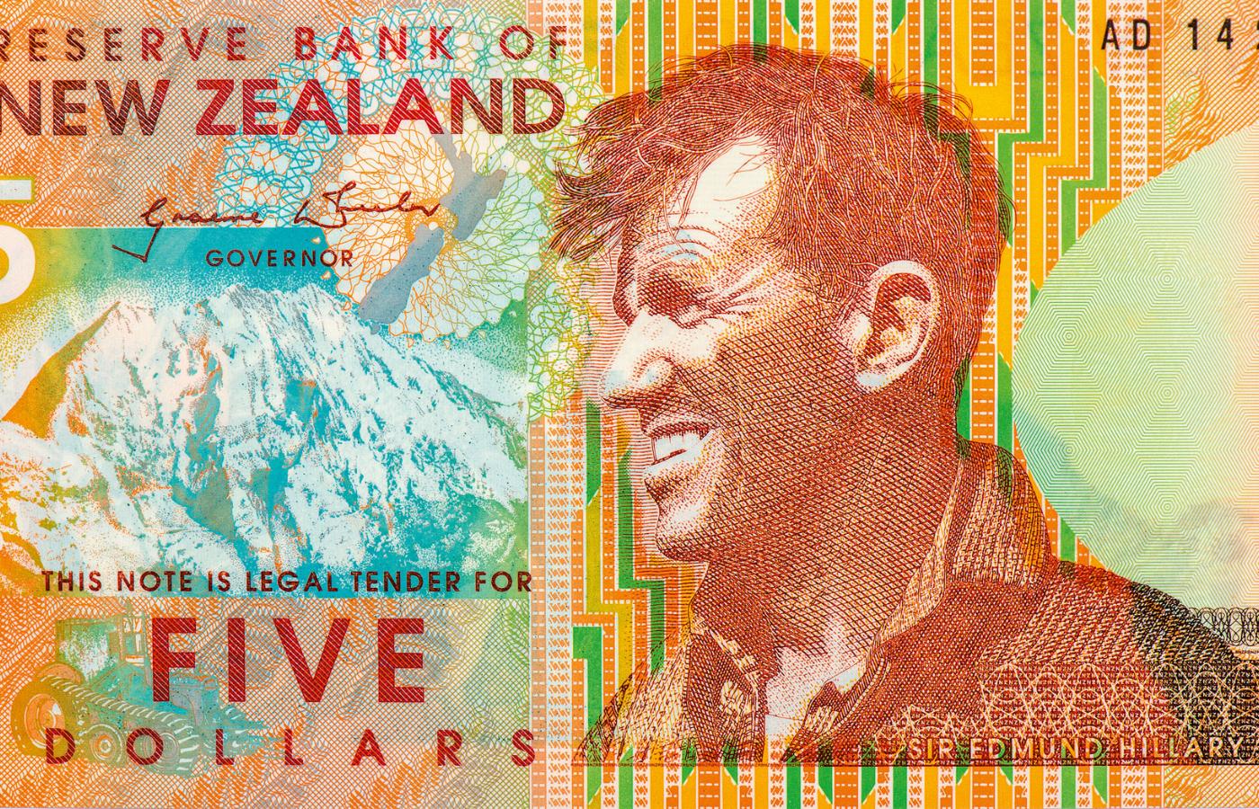 Podobizna Edmunda Hillary’ego, nie tylko himalaisty, ale i polarnika, na nowozelandzkim banknocie 5-dolarowym, 2014 r.