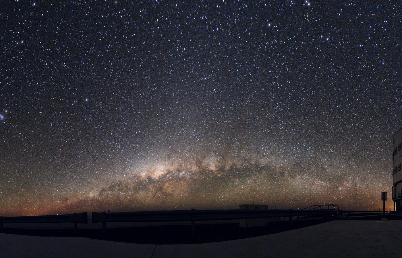 Wielki i Mały Obłok Magellana. Wielki leży bliżej niż Mały. Masa Wielkiego to 20 miliardów Słońc. Małego to kilkaset milionów. Zdjęcie pochodzi z okolicy teleskopu VLT na Atakamie w Chile.