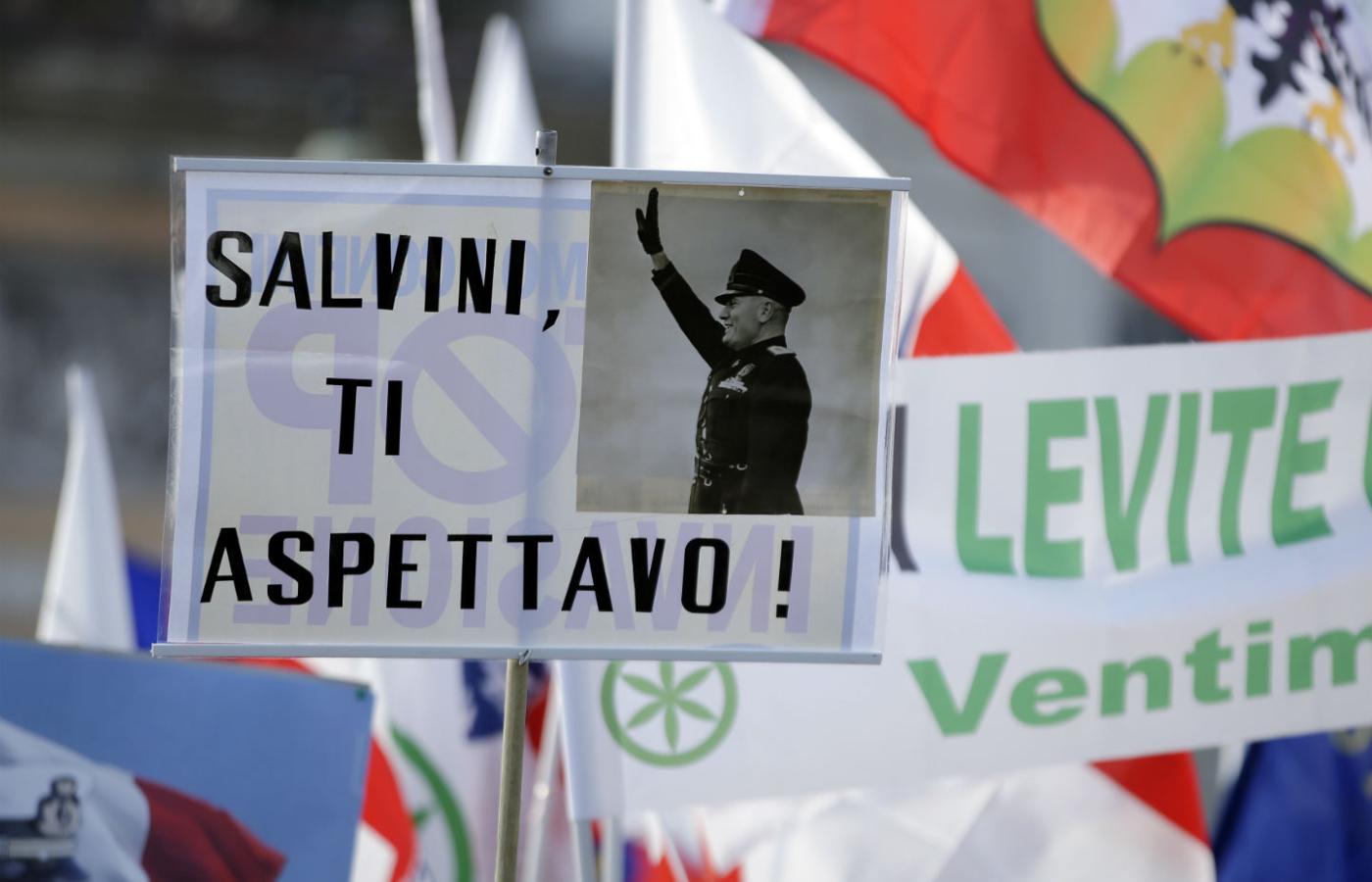 Plakat z napisem „Salvini, jesteś oczekiwany” i zdjęciem Benito Mussoliniego na wiecu zorganizowanym przez lidera Ligi Północnej Matteo Salviniego w Rzymie.