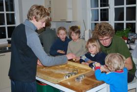 wspólne pieczenie ciasteczek przed Bożym Narodzeniem.