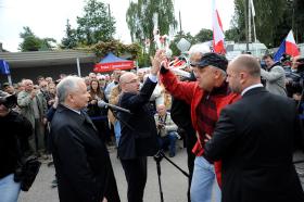 Jarosław Kaczyński spotkał się z wyborcami pod bramą główną nieistniejącej Stoczni Szczecińskiej, gdzie złożył kwiaty.