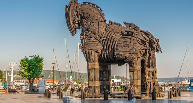 Koń trojański, zaprojektowany do jednej z superprodukcji filmowych. Stoi jako atrakcja turystyczna w...