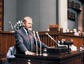 Bronisław Geremek musiał przełknąć fakt, że to nie on będzie premierem. Przyjął to jednak z klasą.