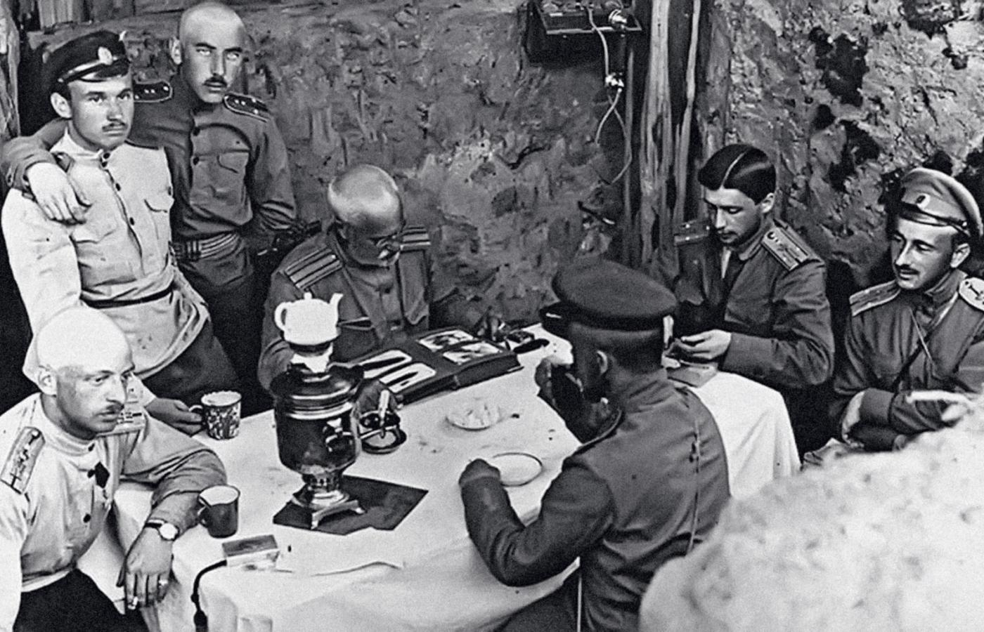 Grupa oficerów na fotografii z prywatnego albumu rosyjskiego żołnierza, 17 maja 1917 r.