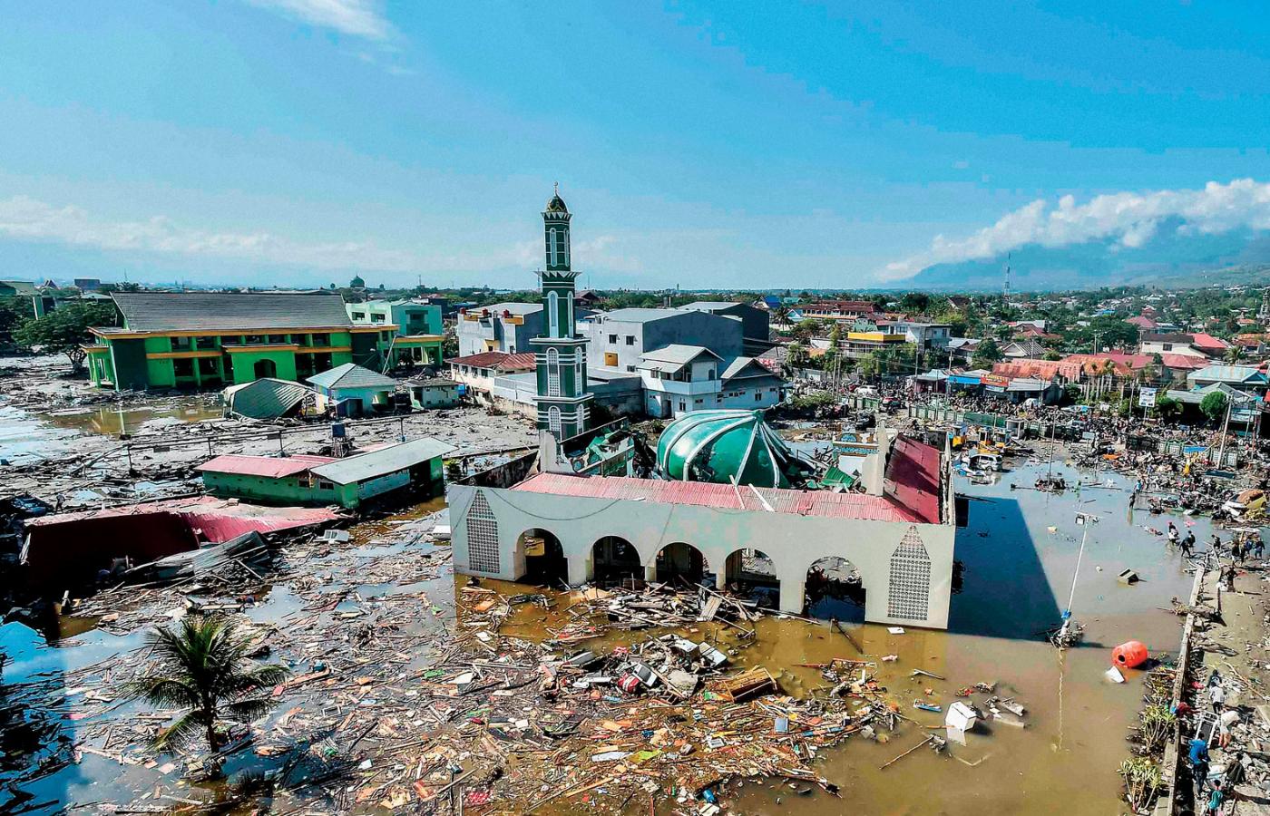 Wielki meczet Baiturrahman w Palu zniszczony przez trzęsienie ziemi.