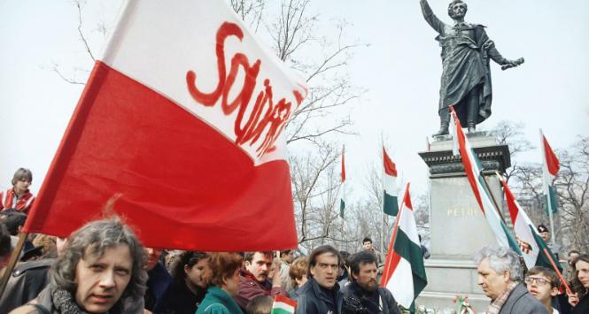 Protest węgierskiej opozycji, z flagą polskiej Solidarności, pod pomnikiem Sándora Petõfiego, Budapeszt, 15 marca 1989 r.