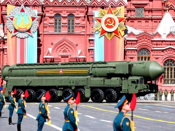 Jars, międzykontynentalny pocisk balistyczny na paliwo stałe, zdolny przenosić kilka niezależnych głowic atomowych, parada w Moskwie, 9 maja 2023 r.