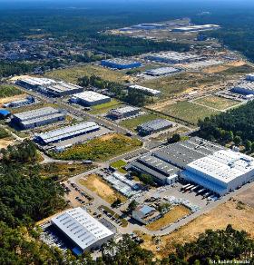 To także ważne miejsce dla biznesu. Bydgoski Park Przemysłowo-Technologiczny zajmuje powierzchnię – bagatela – 486,4 ha. Jest jednym z najmłodszych, a zarazem największych obiektów tego rodzaju w kraju. Park oferuje tereny inwestycyjne na sprzedaż albo pod dzierżawę, zawsze zapewniając odpowiednią infrastrukturę i troszcząc się – co podkreślają jego właściciele – o logistykę, która zwykle spędza przedsiębiorcom sen z powiek. Tutaj problem ten nie występuje. Poza tym według raportu „Doing Business in Poland 2015”, przygotowanego przez Bank Światowy, Bydgoszcz jest najlepszym miastem do inwestycji.