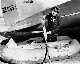 Lot wokół globu oznaczał pokonanie dwóch oceanów. Tratwa ratunkowa była niezbędnym wyposażeniem samolotu.