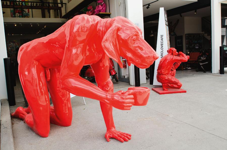 Rzeźba czerwonego psa przed galerią Gillie and Marc w Sydney, specjalizującą się w sztuce współczesnej.