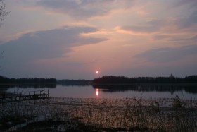 Mówienie, że ktoś spędził urlop na Mazurach, będąc nad Wigrami, jest grzechem przeciwko geografii i historii. Na zdjęciu urokliwe jezioro Wigry.