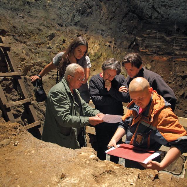 Naukowcy badają osady archeologiczne w jaskini Denisowa i wybierają próbki do późniejszego datowania radiowęglowego i analiz z użyciem ZooMS.