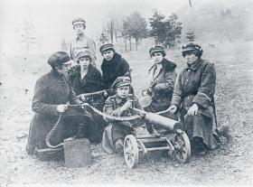 Aleksandra Zagórska (stoi), współtwórczyni Ochotniczej Legii Kobiet, prowadzi szkolenie z obsługi ckm Maxim, 1920 r.