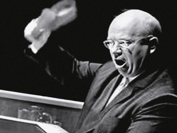 Nikita Chruszczow walący butem w mównicę na forum ONZ, 1960 r.