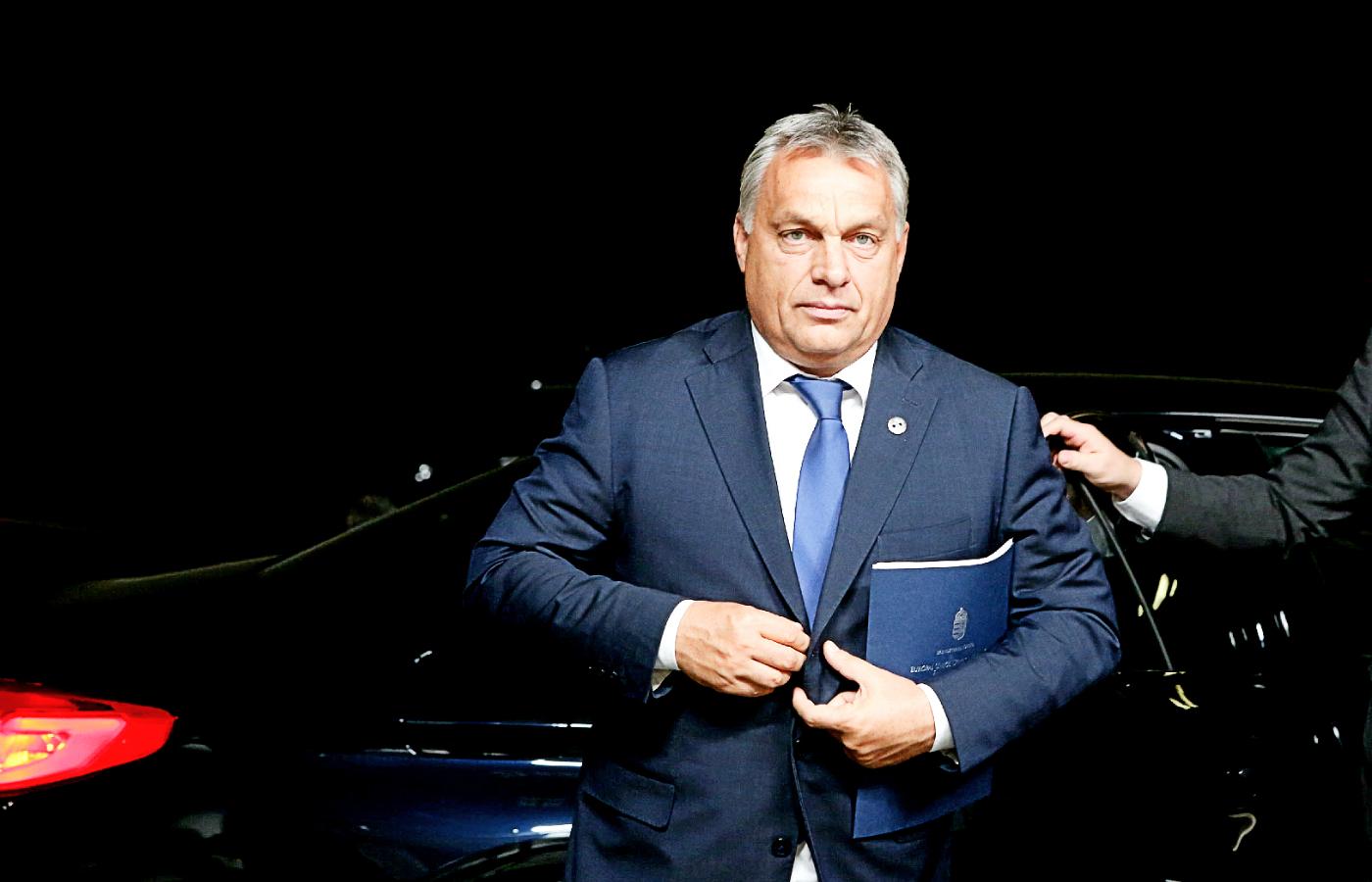 Premier Węgier próbuje ograć Brukselę.