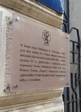 Tablica pamiątkowa o Zofii Kossak-Szczuckiej w Warszawie przy ul. Radnej 14.