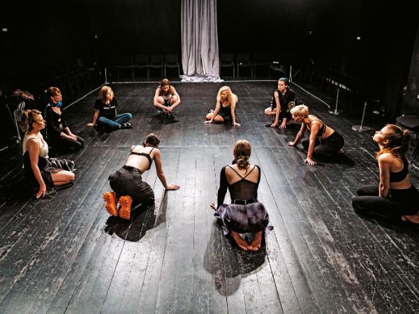 „Klub”, reż. Weronika Szczawińska, Akademia Teatralna w Warszawie i TR Warszawa.