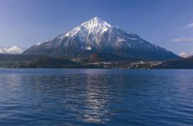 Góra przypominająca piramidę: Niesen, Berneński Oberland