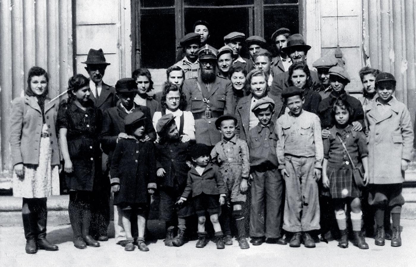 Dzieci ze szkoły żydowskiej w Wałbrzychu, w środku rabin kpt. Mojżesz Halbersberg, ok. 1946 r.