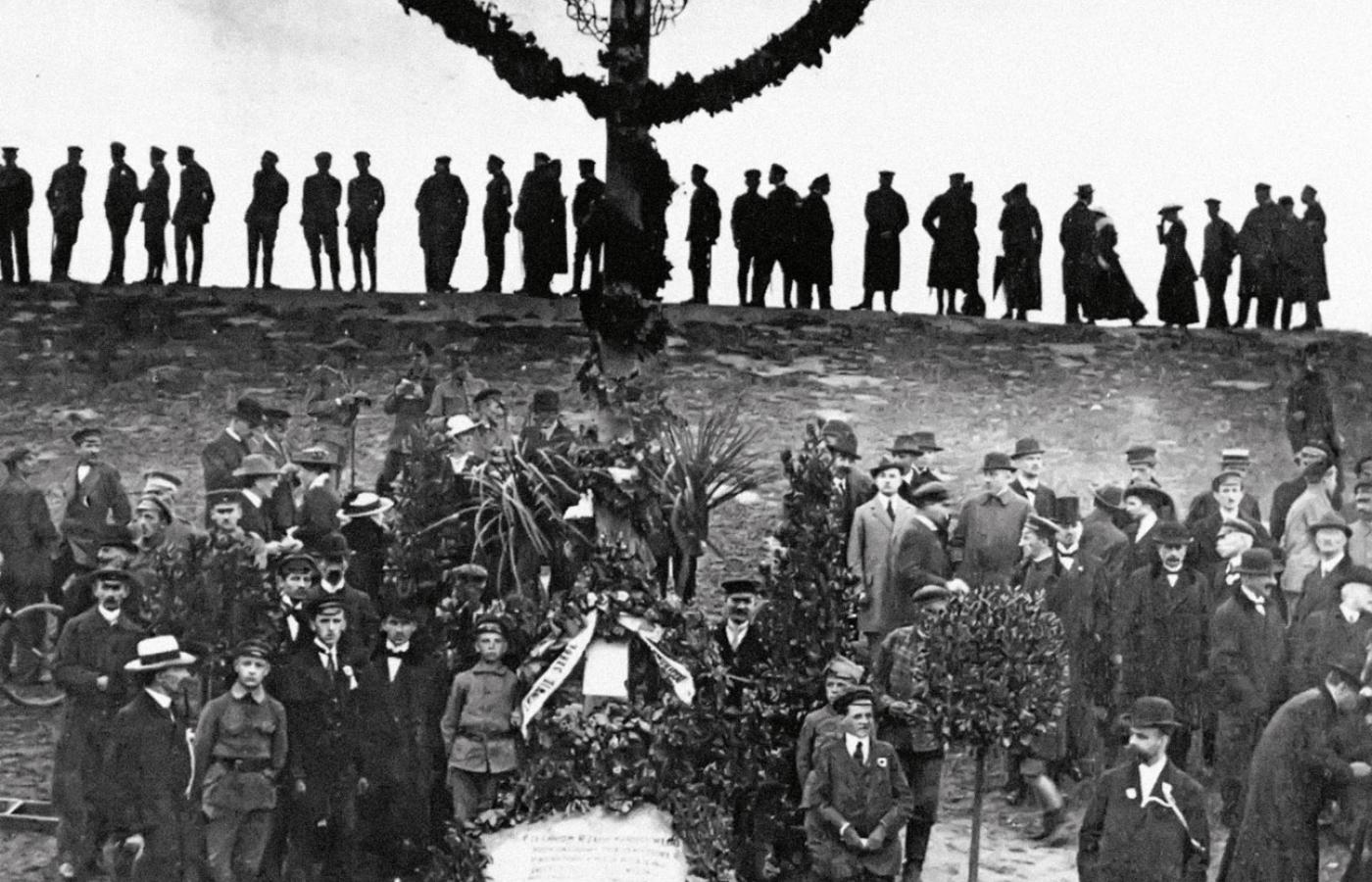 Pocztówka „Wyświęcenie krzyża na stokach Cytadeli Warszawskiej w 52 rocznicę stracenia Rządu Narodowego, w tym Romualda Traugutta, 05.08.1916”.