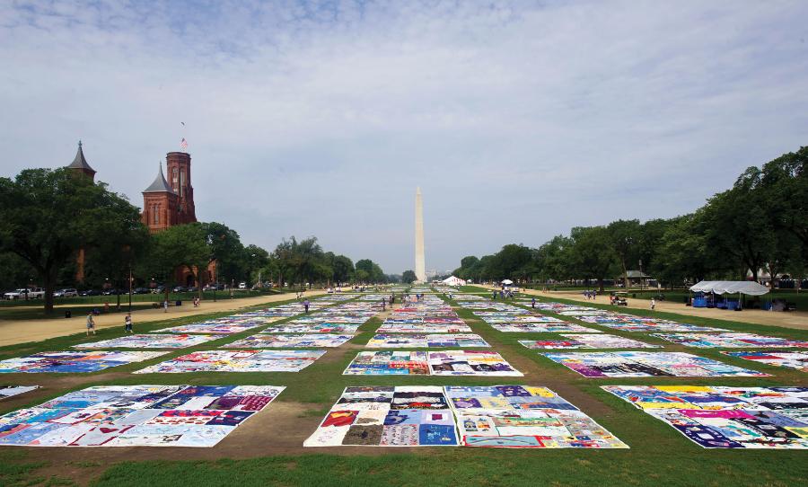 Patchwork upamiętniający tych, którzy zmarli z przyczyn związanych z AIDS, złożony z 48 tys. paneli.