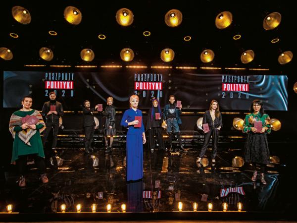 Laureaci Paszportów POLITYKI 2020: od lewej Marta Malinowska, Piotr Domalewski, Justyna Sobczyk i Daniel Krajewski, aktor Teatru 21, Ania Karpowicz, duet Siksa, Mira Marcinów oraz Małgorzata Mirga-Tas.
