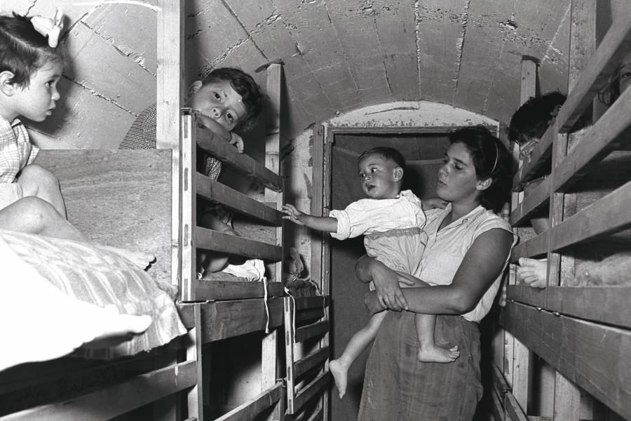 Ewakuacja przedszkolaków do schronu podczas ataków na społeczności żydowskie w 1956 r. Kibuc Zikim.
