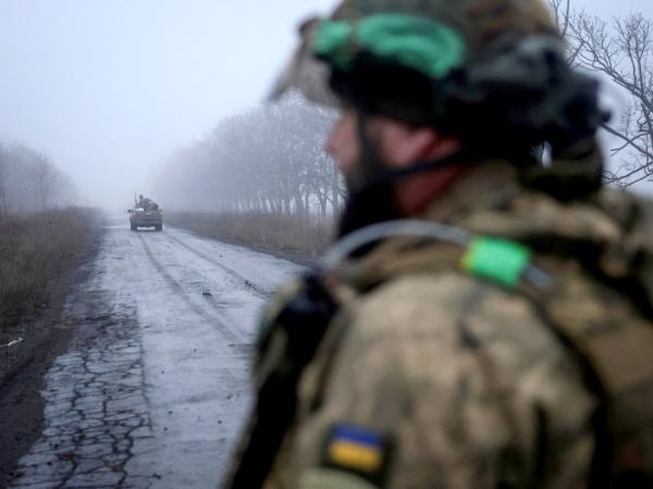 Ukraińscy żołnierze jadą pickupem na misję bojową w pobliżu miasta Konstantynówka na linii frontu, koniec listopada 2025 r.