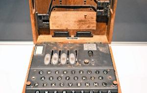 Maszyna szyfrująca Enigma.