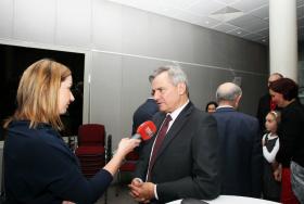 Nie mogło zabraknąć mediów – red. nacz. Jerzy Baczyński udziela wywiadu Radiu TOK FM.