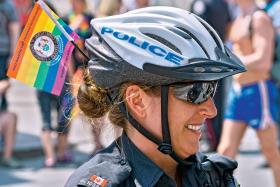 Mało gdzie poza Kanadą można spotkać policjantkę na służbie z taką ozdobą we włosach.