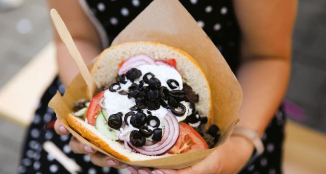 Jednym z trendów, które utrzymują się już od dłuższego czasu, jest obecność w food truckach wegetariańskich czy nawet wegańskich dań.