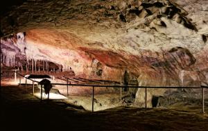 Jaskinia Tito Bustillo w północnej Hiszpanii: jeśli uderzyć w stalaktyt patykiem, odpowie czystym, długim dźwiękiem.