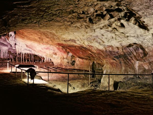 Jaskinia Tito Bustillo w północnej Hiszpanii: jeśli uderzyć w stalaktyt patykiem, odpowie czystym, długim dźwiękiem.