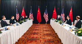 Yang Jiechi i Antony Blinken podczas rozmów USA-Chiny w Anchorage, marzec 2021 r.