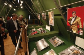 A tak było na tradycyjnej wystawie fotografów POLITYKI - Tadeusza Późniaka (na zdj. tuż za redaktorem naczelnym tego pisma, Jerzym Baczyńskim) i Leszka Zycha