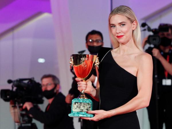Aktorka Vanessa Kirby na Festiwalu Filmowym w Wenecji