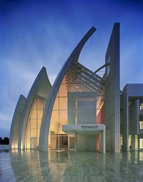 Wybrana realizacja, dyskretnie przypominająca okręt pod pełnymi żaglami robi duże wrażenie.