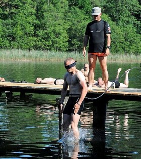 Jedna z pierwszych konkurencji - zanurkować na głębokość 5 m z zawiązanymi oczami