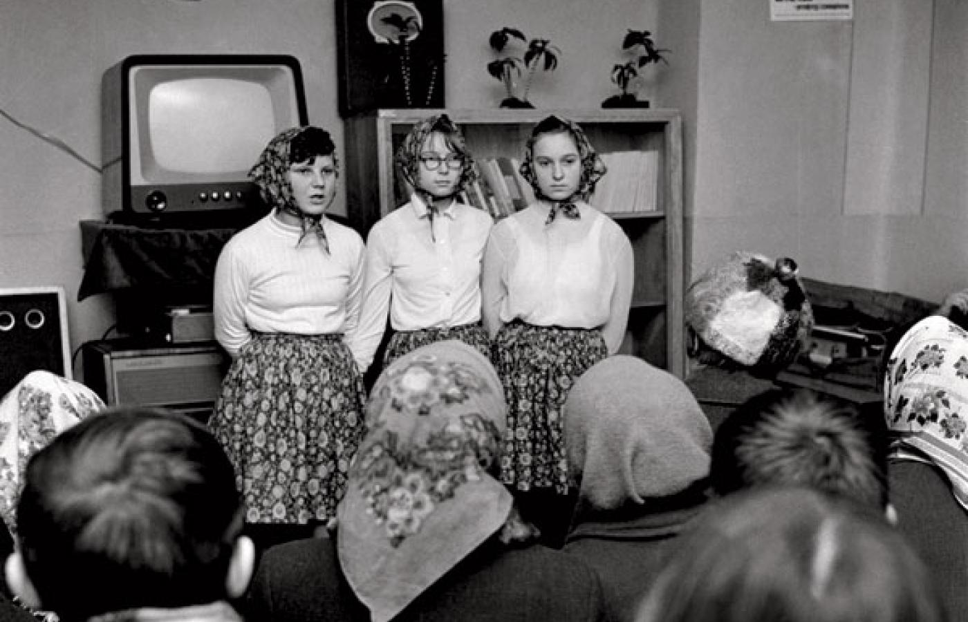 Świetlica wiejska w Gorzkowicach, lata 60. Telewizor działał na ludzi jak magnes. Fot. Romuald Broniarek/FORUM