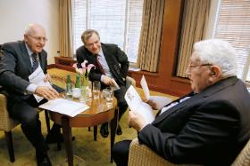 Z redaktorem naczelnym POLITYKI Jerzym Baczyńskim (w środku) i ówczesnym szefem działu zagranicznego tygodnika Markiem Ostrowskim w Warszawie, 2012 r.