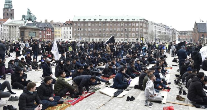 Piątkowa modlitwa muzułmanów w centrum Kopenhagi.